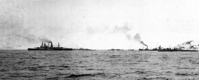 Эскадренный броненосец "Севастополь", миноносцы, пароходы в Голубиной бухте. Конец ноября 1904 г.