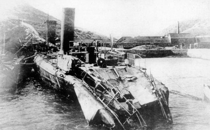 Разрушенная взрывом японской мины корма миноносца "Бдительный" 29 октября 1904 г.