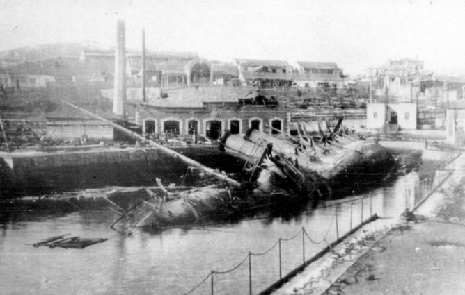 Минный транспорт "Амур", затопленный в доке перед падением Порт-Артура.