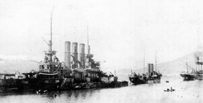 В Западном бассейне Порт-Артура. Слева направо: эскадренный броненосец "Ретвизан", минный транспорт "Амур", транспорт "Ангара".