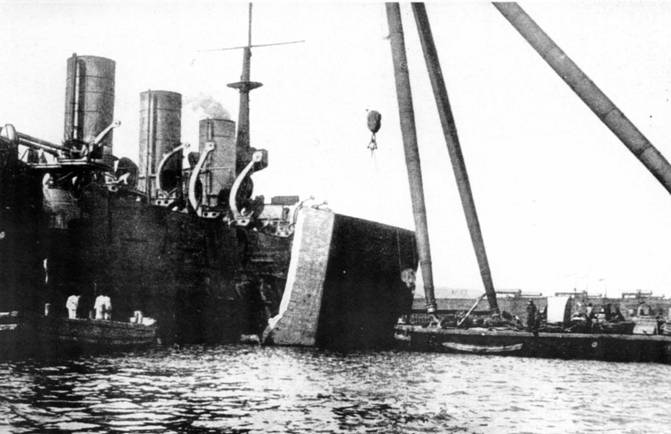 Подводка кессона к минной пробоине с правого борта эскадренного броненосца "Победа".