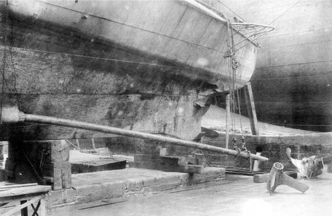Кормовая часть миноносца "Бесшумный" после подрыва на мине. Фотография М. Шульца. 7 мая 1904 г.