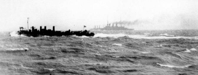 Эскадра выходит в море. На переднем плане миноносец 2-го отряда. В центре эскадренный броненосец "Победа" и крейсер типа "Диана".