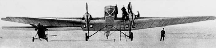 Опытный экземпляр АНТ-4 с моторами «Нэпир-Лайон»
