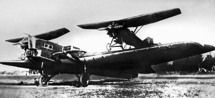 «Звено-2» В. С. Вахмистрова. На крыле ТБ-1 расположились два истребителя И-4 со снятыми нижними крыльями