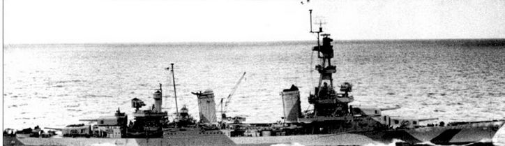 «Пенсакола» и систер-шип «Солт — Лэйк- Сити» (СА-25) с октября 1943 по май 1944 г. г. плавали окрашенными по схеме Measure 33/ 10d — камуфляж средней пятнистости. Козырек передней дымовой трубы «Пенсаколы» для отличия корабля от «Солт Лэйк Сити» был окрашен в черный цвет. На катапульте виден гидросамолет Кертис SOC «Сигал».
