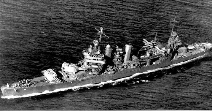 Тяжелый крейсер «Новый Орлеан» (СЛ-32) выходит из Бремертона курсом на Перл-Харбор, июль 1943 г. Корабль вернулся в строй после ремонта носовой оконечности корпуса. В сражении при Тассафаронге в ночь с 30 ноября па / декабря 1942 г. крейсер лишился носа на протяжении 36.6 м. Корабль окрашен но схеме Measure 21 — NAVY Blue System (FS 35044).
