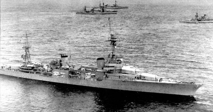 Крейсер «Нортхэмптон» (CA-26) сфотографирован с самолета — разведчика O3U а водах Перл-Харбора, 1933 г. На заднем плане — систер- шип «Чикаго» (СА-29) и «Луисвилль» (СА-28), в кадре частично — крейсер «Солт Лэйк Сити» (СА-25). «Нортхэмптон» являлся флагманским кораблем 4-й дивизии крейсеров. Корабль окрашен по схеме мирного времени — полностью в светло-серый цвет.