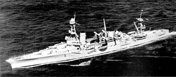 В 1940 г. па крышах двух носовых башен главного калибра крейсера «Нортхэмптон» были нарисованы полосы голубого цвета, и на крышах кормовых башен главного калибра — диски голубого цвета. Такая маркировка наносилась па время учений Тихоокеанского флота. На двух катапультах корабля установлено три гидросамолета SOC «Сигал» эскадрильи VCS-4. Непосредственно за катапультами на крейсерах типа «Нортхэмптон» была сосредоточена универсальная артиллерия калибра 127 мм.