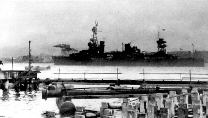 «Нортхэмптон» входит в Перл-Харбор после поиска японского флота, 7 декабря 1941 г., самолеты которого утром удачно разобрались с линкорами американского Тихоокеанского флота. Крейсер окрашен по схеме Measure I. в темно-серой системе: корпус темно-серый, надстройки светло-серые, в носу корпуса нарисован белой краской фальшивый бурун. На фок-мачте установлена антенна РЛС CXAM. Крейсер «Нортхэмптон» погиб в сражении при Тассафаронге 30 ноября 1942 г. недалеко от Гуадалканала.