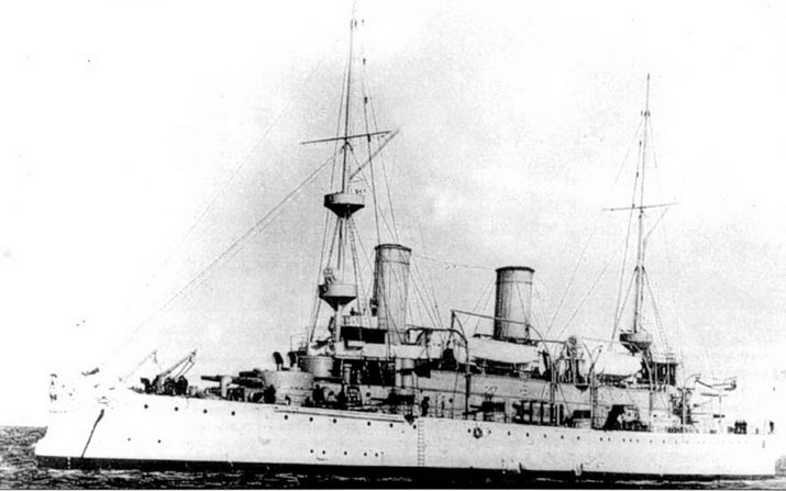 Крейсер «Олимпия» (С-6) был заложен II мая /892 г. Крейсер сшил флагманским кораблем коммодора Джорджа Дивея — командующего Азиатским флотом Тихого океана. Крейсер нес четыре 8-дюймовки (длина ствола 35 калибров) и десять 5-дюймовок (длина ствола 40 калибров). В 1931 г. крейсер «Олимпия» переклассифицировали в учебное судно IX-40, в этом качестве корабль прослужил всю Вторую мировую войну. В 1957 г. крейсер поставили на вечную стоянку в Филадельфии, шт. Пенсильвания.