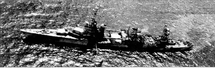 Крейсер «Честер» на якорной стоянке в Улити — Харбор, 15 марта 1945 г. Атолл Улити стал безопасной гаванью. Для кораблей американского Тихоокеанского флота, где корабли и люди имели возможность получить отдых от военной страды. Крейсер окрашен по схеме Measure 32/9d. На бывшей шлюпочной палубе установлены четыре 127-мм пушки с длиной ствола 25 калибров.
