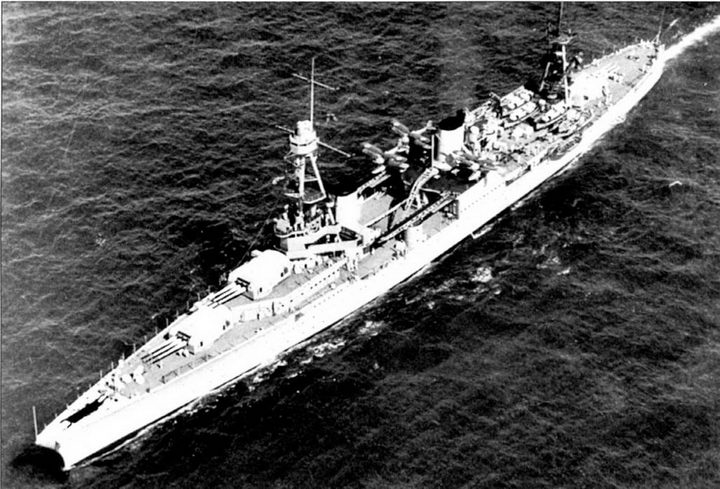«Луисвилль» (CA-28) у берегов Перл-Харбора, 7 апреля 1931 г. Крейсер совсем не давно вошел в боевой состав ВМС США. На ангарной палубе стоят три гидросамолета Воут 