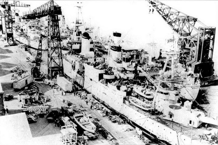 Крейсер «Чикаго» па верфи острова Мэри, 1940 г. На грот-мачте установлена антенна РЛС CXAM. В ходе ремонта тогда поставили щиты на 5-дюймовые пушки. Корабль окрашен в светло-серый цвет, по схеме мирного времени.