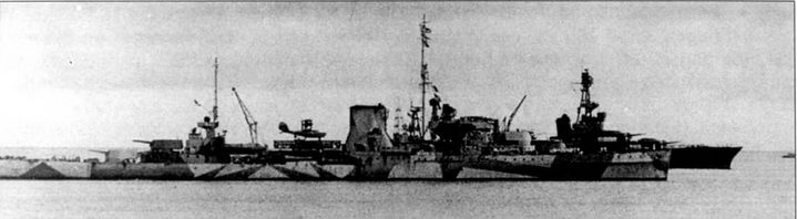 «Чикаго» и британский крейсер «Линдер» на якорной стоянке где-то в Тихом океане, 1942 г. На начальном этапе кампании на Тихом океане американские и британские корабли часто сражались с общим врагом вместе. «Чикаго» окрашен по схеме Measure 14, «Линдер» покрашен но схеме Адмиралтейства. «Линдер» на войне уцелел, а «Чикаго» был потоплен в водах острова Реннелл 30 января 1943 г., получив попадания минимум шести торпед, сброшенных японскими самолетами.
