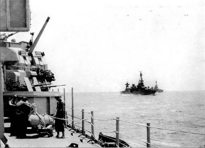 «Чикаго» проходит между крейсерами «Луисвилль» (СА-2Н) и «Уичита» (СА-45, с него сделан снимок). Три крейсера держат курс к Соломоновым островам, острову Реннелл в частности. Снимок выполнен 29 января 1943 г. Моряки «Уичиты» готовят к спуску параван-охранитель. На мачте «Чикаго» хорошо просматривается антенна РЛС CXAM.