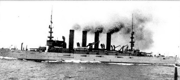 К постройке крейсера «Пуэбло» (ACR-7, СА-7) Крамп в кампании с Сыновьими приступил 23 апреля 1903. Крейсер заложили под названием «Колорадо», в «Пуэбло» его переименовали в 1916 г. Изначально корпус крейсера был окрашен в белый цвет, надстройки — в кремовый. Вооружение крейсера «Пуэбло» состояло из четырех 8-дюймовых орудий (длина ствола 40 калибров) в двух башнях и 14 6-дюймовок (длинна ствола 50 калибров) в бортовых казематах. Вспомогательная артиллерия включала 18 трехдюймовок (длина ствола 50 калибров) и 12 3-фунтовых пушек.