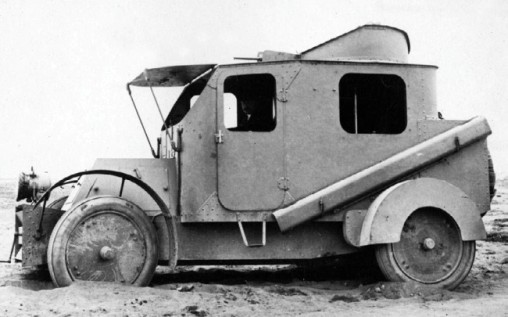 Бронеавтомобиль «Шаррон», застрявший на песчаном грунте. Россия, 1906 год (РГВИА).