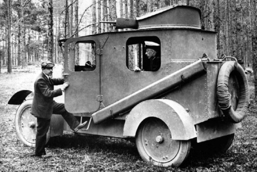 Общий вид бронеавтомобиля «Шаррон», рядом с машиной французский механик Ле-Секвер. Россия, 1906 год (РГВИА).