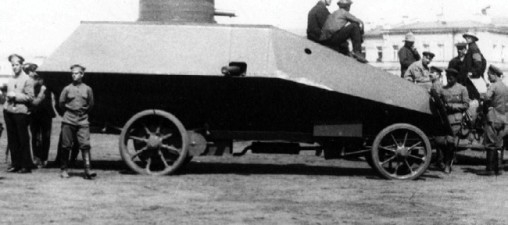 Бронеавтомобиль „Бенц“ Амурской железной дороги в Омске. Май 1918 года (ГЦМСИР).