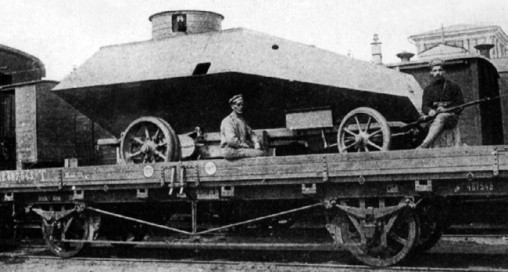 Бронеавтомобиль «Бенц», захваченный чехословаками у красных, на железнодорожной платформе. 1918 год (фото из архива Я. Магнуского).