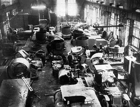 Цех Ижорского завода, 1915 год. На заднем плане броневики, бронируемые по проекту штабс-капитана Мгеброва, на переднем перебронируемый «Остин» 1-й серии (РГАКФД СПБ).