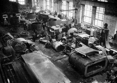 Цех Ижорского завода, в котором бронируются машины по проекту штабс-капитана Мгеброва. 1915 год (РГАКФД СПБ).