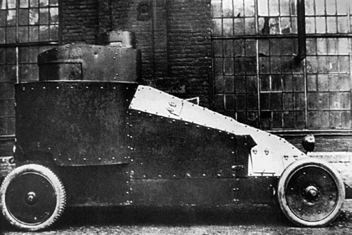 Первый бронеавтомобиль «Рено», забронированный по проекту штабс-капитана Мгеброва. Весна 1916 года (АСКМ).