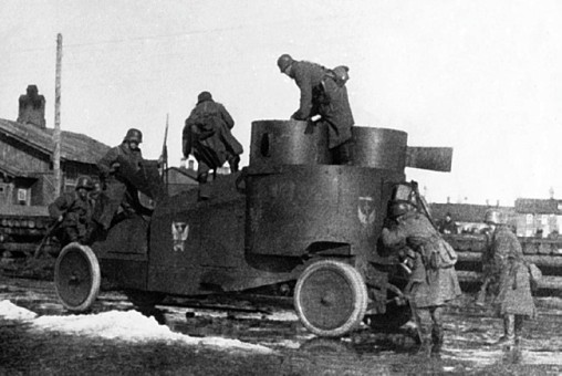 Немцы на захваченном двухбашенном «Рено».