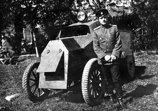 Прапорщик Улятовский рядом с броневиком своей конструкции. 1916 год (АСКМ).