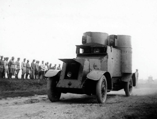 Бронеавтомобиль «Остин» бронировки Ижорского завода на маневрах. 1920-е годы.