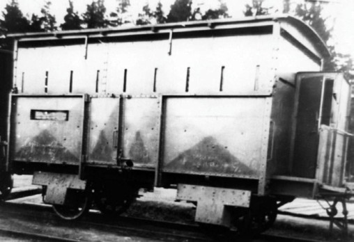 Один из двухосных блиндированных вагонов бепо 5-го Сибирского железнодорожного батальона. 1916 год. В качестве базы использовался 2-осный металлический полувагон (АСКМ).