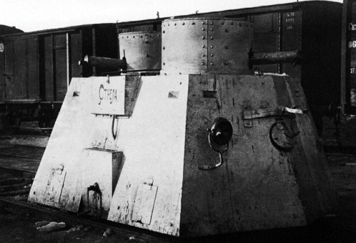 Одна из бронедрезин одесской постройки на фронте под Царицыным. Лето 1918 года.