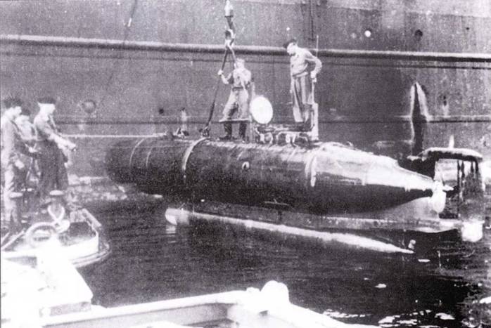 Немецкая <a href='https://arsenal-info.ru/b/book/870496928/34' target='_self'>сверхмалая подводная лодки</a> типа Hecht.