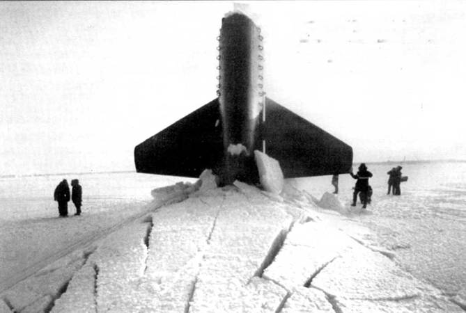 Атомоход «Биллфиш» всплыл на Северном полюсе, 1987 г. Моряки спустились на лед. Рули глубины установлены вертикально во избежание повреждений при всплытии сквозь пиковый лед. Хорошо видны скоб-трапы на обоих бортах рубки.