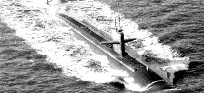 Атомоход SSN-702 «Феникс» в Атлантике, 1993 г. Корабль входил в состав 8-й эскадры подводных лодок с припиской к военно- морской базе Норфолк, шт. Вирджинии. На верхней поверхности корпуса видны аварийно-спасательные люки. Выдвинуты из рубки два перископа и мачта с аппаратурой телеметрии.