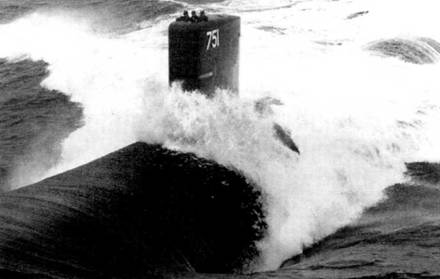 Атомоход SSN- 751 «Сан-Хуан» на пути в Чесапикский залив, Вирджиния, 1988 г. Снимок сделан незадолго до официального вступления субмарины в боевой состав ВМС США, «Сан Хуан» – первая лодка проекта «усовершенствованный Лос Анжелос». Рули глубины перенесены с рубки ни корпус. Светлая полоска ниже номера на стенке рубки – левый красный навигационный огонь.