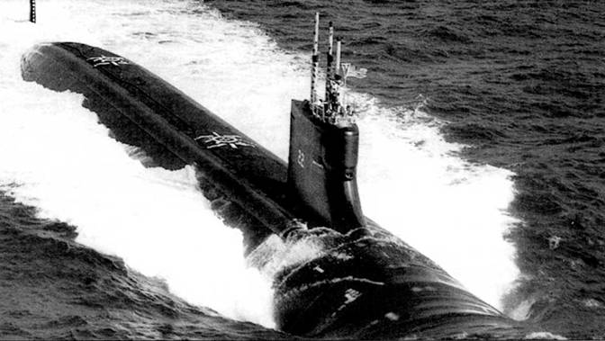 SSN-22 «Коннектикут» – первая американская атомная подводная лодка, названная в честь штата. Выдвижные устройства подняты, над рубкой реет <a href='https://ours-nature.ru/lib/b/book/415448433/4' target='_blank' rel='external'>звездно</a>-полосатый флаг США.