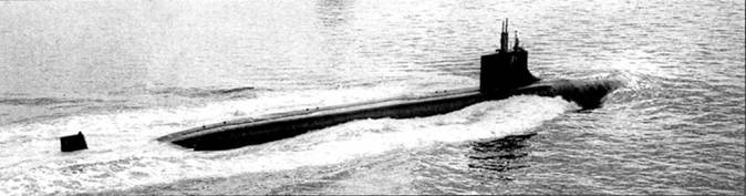 SSN-2I «Сивульф» на сдаточных испытаниях в Атлантике, 1995 г. Лодки построена верфью Электрик бот фирмы Дженерал Дайнемикс. Корпус лодки покрыт резиноподобным звукопоглощающим покрытием черного цвета. Ни «Сивульфе» отрабатывались технологии подводного кораблестроения XXI века.