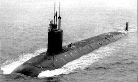 Атомоход SSN-774 «Вирджиния» на сдаточных испытаниях в Атлантике, 2004 г. «Вирджиния» стала головной атомной субмариной серии. Лодки типа «Вирджиния» заменяют в ВМС США атомоходы тина «Лос Анжелос». Выдвижные устройства, включая шнорхель, подняты. Мачта фотонного устройства окрашена в оливковый цвет.