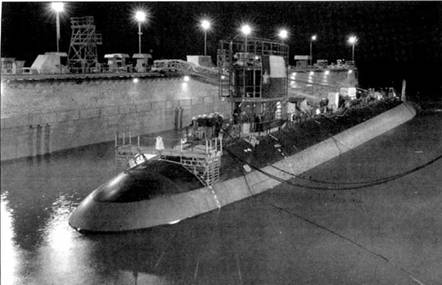 SSN-775 «Техас» в стенке сухого дока верфи Электрик Нот, 2006 г. Атомоход вступил в строй ВМС США 9 сентября 2006 г. «Техас» стал второй из шести заказанных субмарин типа «Вирджиния». Борта корпуса и вертикальное оперение окрашены в океанский серый цвет. Схема окраски напоминает окраску «Наутилуса» периода 50-х годов.
