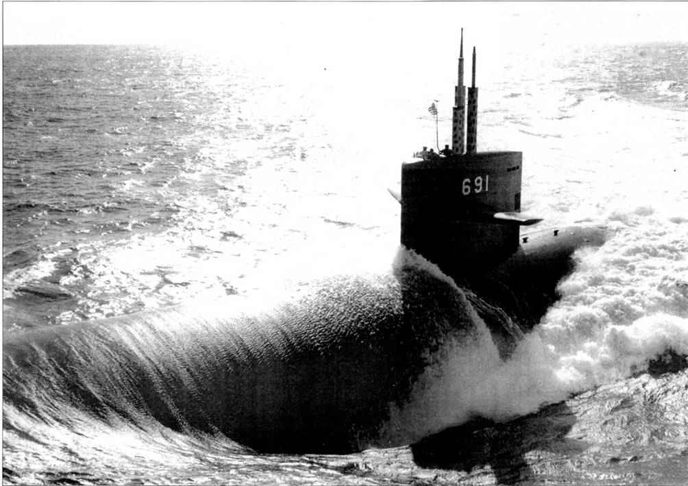 Субмарина SSN-691 «Мемфис» появилась на поверхности Атлантического океана, 14 ноября 1977 г. «Мемфис» – четвертая атомная ударная подводная лодка типа «Лос-Анжелос». Номера на рубках перед выходом на боевое патрулирование всегда закрашивались.