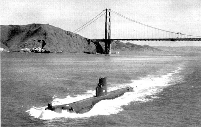 «Сивульф» в заливе Сан-Франциско, 1977 г. Корпус и рубка корабля выполнены по типу лодок «Гуппи II». «Сивульф» модернизировали в транспортную субмарину. В этом виде атомоход выполнил немало тайных операций в Тихом океане, в числе которых подключение к советским линиям связи, сбор обломков <a href='https://arsenal-info.ru/b/book/638424124/6' target='_self'>баллистических ракет</a>.