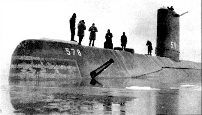 Подводная лодка SSN-578 стала головной в серии из четырех субмарин. 17 марта 1959 г. «Скейт» всплыл на Северном Полюсе, став первой американской подводной лодкой, пробившей паковый лед свои телом. Хорошо виден убранный руль глубины, установленный в передней части корпуса.