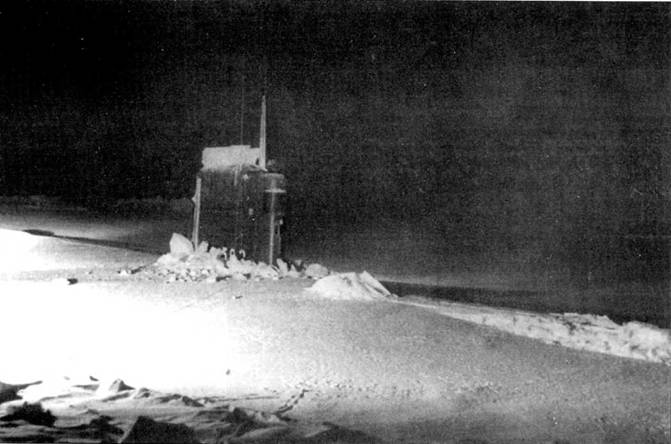 «Сарго» стала третьей американской субмариной, всплывшей на Северном полюсе. Произошло это событие 9 (февраля 1960 г. На пути к полюсу «Сарго» семь раз пробивала паковые лед – командир не доверял навигационным средствам, предпочитая увидеть Земную ось воочию. Над рубкой атомохода подняты две радиоантенны.