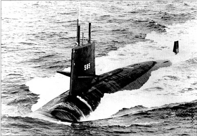 «Скипджек» па ходовых испытаниях недалеко от Гротопа, 1959 г. ПЛА «Скипджек» вошла в строй ВМС США 15 апреля 1959 г., исключили атомоход из боевого состава американского военного флота через 30 лет – 19 апреля 1990 г. Атомоход был приписан ко 2-й эскадре подводных лодок, ВМБ Гротон.