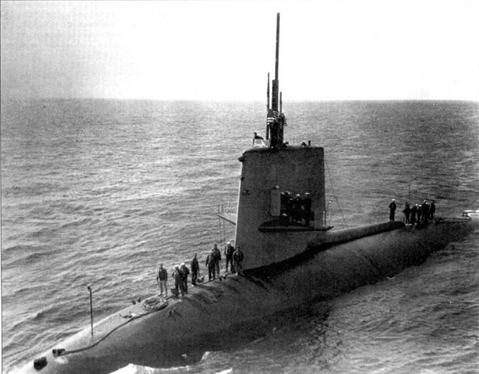 Атомоход SSN-589 «Скорпион» подходит к борту корабля «Тэллэхэтчи Каунти», Неаполь. Италия, 10 апреля 1968 г. Видны выдвижные устройства на рубке и временный ветрозащитный козырек. Номер лодки закрашен черной краской.