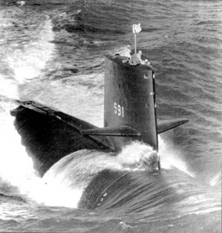 SSN-591 «Шарк» на ходовых испытаниях в окрестностях Ньюпорт Ньюс, 1961 г. «Шарк», подобно многим ранним американским атомным ударным субмаринам, был назван в честь подводной лодки, погибшей в годы Второй мировой войны. Над рубкой корабля выдвинута мачта с антенной обзорной РЛС.