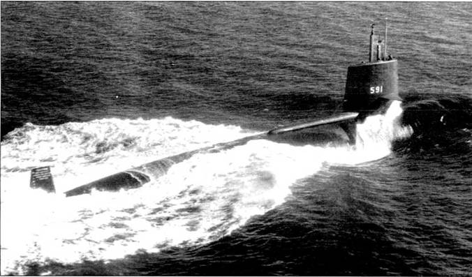 «Шарк» на ходовых испытаниях в Атлантике недалеко от Ньюпорт Ньюса, 31 января 1961 г. На вертикальном оперении нанесены предупредительные надписи. Выдвинуты мачта с антенной РЛС, радиомачта и перископ. До исключения из списков ВМС США «Шарк» действовал в составе 2-й эскадры подводных лодок.