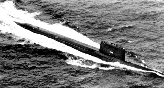 «Тритон» – единственная американская субмарина, оснащенная двумя ядерными реакторами. В 1961 г. «Тритон» в подводном положении обошел вокруг света за 60 суток и 21 час, покрыв расстояние в 41 500 морских миль. Субмарина лишь единожды всплыла на поверхность – г Фолклендских островов для передачи тяжело заболевшего моряка ни борт вертолета. В крыше рубки виден Т- образный вырез под убираемую антенну РЛС.